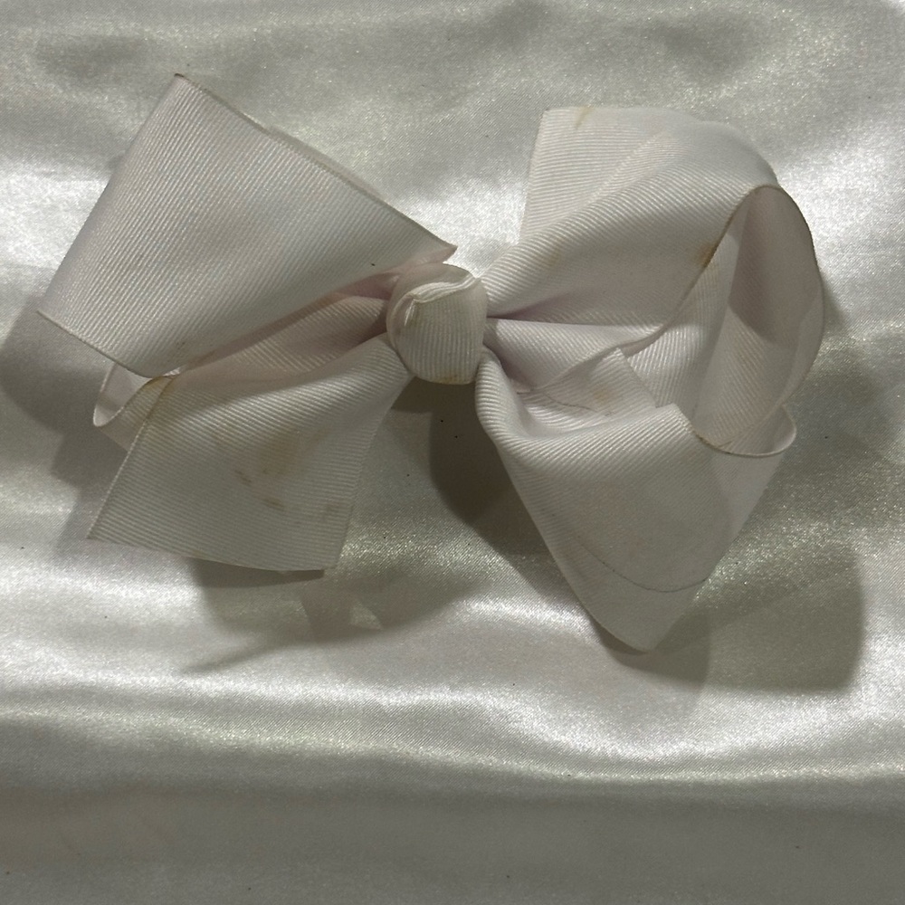 White Gross grain Hair Bow- bundle 2 or more and save on shipping.